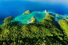 岛海洋高角拍摄美丽的绿色岛屿海洋