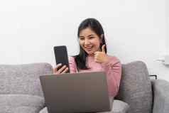 快乐青少年女孩智能手机应用程序享受在线虚拟闲谈，聊天视频调用朋友首页