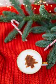圣诞节作文使挪威诺比利斯松装饰灯糖果拐杖形式狗杯卡布奇诺咖啡圣诞节树模式圣诞节一年概念