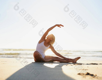 拉伸持有完整的长度拍摄有吸引力的年轻的女人瑜伽拉伸早期早....海滩