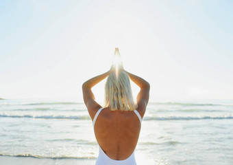画焦点太阳认不出来女人泳衣瑜伽早期早....海滩
