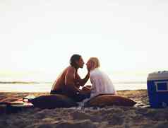保持时刻年轻的充满深情的夫妇分享温柔的时刻日期海滩日落