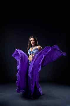 女孩跳舞黑暗东方飞行紫色的布