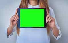 输入标题认不出来女人持有数字平板电脑蓝色的背景