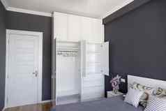 卧室室内空白色衣柜灰色的墙现代室内