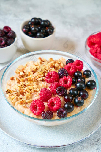 燕麦片树莓黑加仑子压碎坚果玻璃碗健康的平衡食物