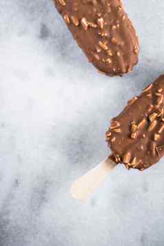 巧克力杏仁冰奶油糕点甜蜜的食物风格概念