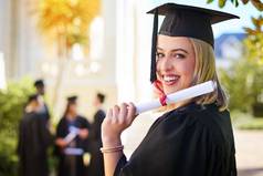 烟花开始今天快乐年轻的女人持有证书毕业一天