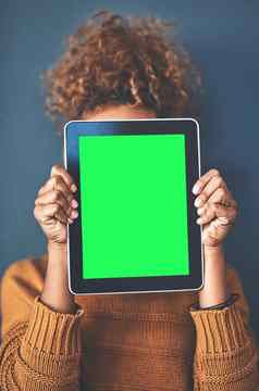 绿色屏幕复制空间色度平板电脑女人显示网站在线广告特写镜头女空白触摸屏幕品牌业务标志新闻市场营销