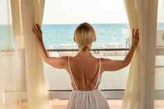 海金发女郎开放窗口视图房间海岸地中海美丽的旅行概念奢侈品生活方式度假胜地日落人小镇床上海岸线百叶窗全景