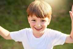 阳光照耀的微笑阳光照耀的一天肖像可爱的男孩玩