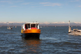 视图典型的水上巴士船大运河威尼斯