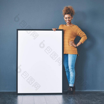市场营销海报空白董事会复制空间举行快乐非洲女人分享横幅网络广告快乐的女人显示空榜标志设计