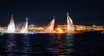 很多寄宿生明亮穿着飞机滑雪者执行显示假期中心彼得堡晚上水活动