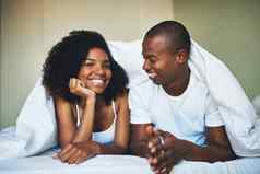 爱价值醒着的肖像快乐年轻的夫妇放松羽绒被卧室