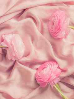 粉红色的玫瑰花软丝绸婚礼假期花背景风格概念