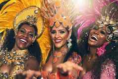 巴西爱裁剪肖像美丽的桑巴舞者执行狂欢节