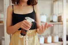 卫生女喷涂洗手液手帮助防止传播疾病清洁高加索人女人消毒健康消毒酒精清洁删除细菌