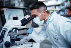 集标准优秀的临床研究成熟的男人。显微镜进行制药研究