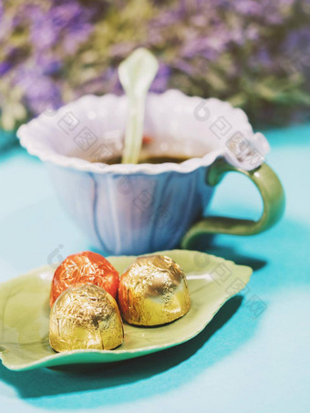 手工制作的美丽的花杯香茶紫罗兰色的瓷糖果