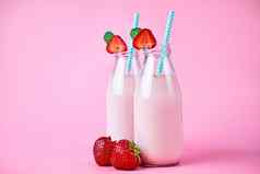 特写镜头草莓奶昔奶昔玻璃Jar浆果粉红色的背景夏天喝
