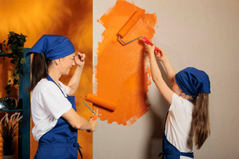 妈妈孩子绘画墙橙色