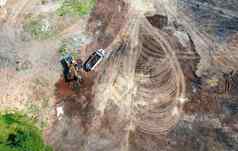 空中前视图挖掘机转储卡车工作建设网站