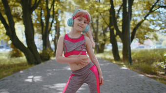 体育运动跑步者孩子女孩<strong>培训</strong>锻炼听<strong>音乐</strong>耳机跳舞相机有趣的