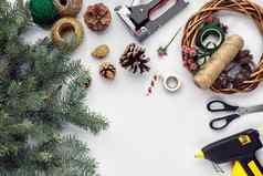 准备圣诞节一年假期flat-lay皮毛树分支机构花环绳子剪刀工艺纸白色表格背景前视图