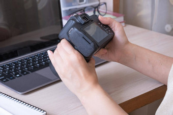 研究在线摄影教训女手持有单反相机桌面移动PC