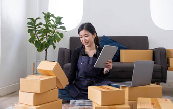 开始小企业锻造主人女企业家移动PC笔记本收到审查订单在线准备包盒子出售客户锻造在线业务的想法