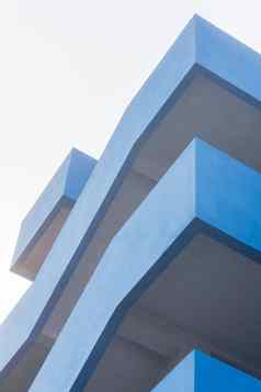 灰色的蓝色的建筑建筑底视图