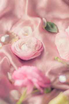 粉红色的玫瑰花软丝绸婚礼假期花背景风格概念