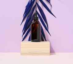 棕色（的）玻璃瓶吸管紫色的背景容器化妆品油血清