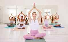 瑜伽教练集团培训冥想锻炼女健身工作室肖像平静放松微笑瑜珈领先的和平培训健康的锻炼考虑到健康教训