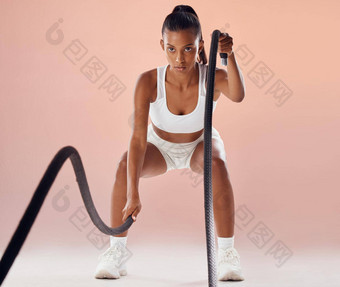 适合女人有氧<strong>运动</strong>锻炼绳子锻炼健身培训<strong>运动</strong>摆姿势粉<strong>红色</strong>的工作室背景活跃的年轻的女<strong>运动</strong>员锻炼例程