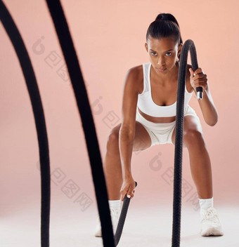 健身战斗绳子活跃的女人例程锻炼培训锻炼粉<strong>红色</strong>的工作室背景<strong>运动运动</strong>强大的<strong>运动</strong>员锻炼有氧<strong>运动</strong>健康肌肉强度