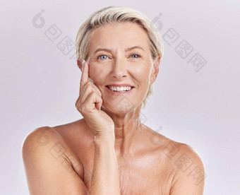 高级女人应用美防晒霜脸奶油保湿乳液皮肤孤立的工作室背景肖像护肤品健康健康夫人皱纹反老化保湿霜