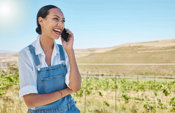 葡萄农场葡萄园农民电话调用快乐微笑好新闻在线成功农村农业行业可持续发展的女手机使小业务投资