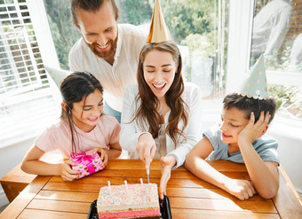 生日蛋糕庆祝活动家庭庆祝妈妈。特殊的<strong>一</strong>天切割甜点聚会，派对支出时间有趣的<strong>笑声</strong>享受妈妈爸爸<strong>孩子</strong>们