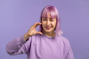 年轻的女人紫色的染色头发显示区别看不见的摘要主题对象<strong>大小</strong>大<strong>大小</strong>小概念