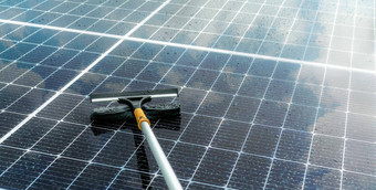 清洁太阳能面板超细纤维拖把湿屋顶太阳能面板光伏模块维护服务可持续发展的资源太阳能权力绿色能源可持续发展的发展技术