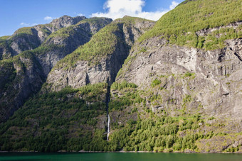 美丽的实施挪威峡湾春天瀑布