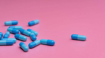 蓝色的胶囊药片粉红色的背景处方药物制药学制药行业制药护理<strong>医疗</strong>保健医学药物相关的问题药物研究发展