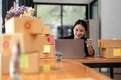 业务女人老板包裹盒子交付移动PC首页办公室企业家小业务工作首页