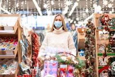 圣诞节购物女人车购物保护医疗面具看圣诞节点缀购物购物中心假期出售
