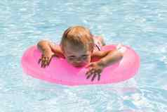 小孩子游泳粉红色的游泳圆池