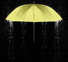 黄色的伞雨滴黑色的背景