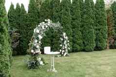 婚礼位置简单的婚礼位置丰富的漂亮的装饰婚礼仪式位置大橡木树宽视图