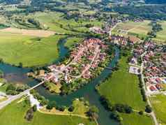 科斯塔涅维察克尔基中世纪的小镇包围克尔卡河斯洛文尼亚欧洲空中视图